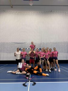 Read more about the article DZIEWCZYNY Z PZS3 WICEMISTRZYNIAMI POWIATU W UNIHOKEJU