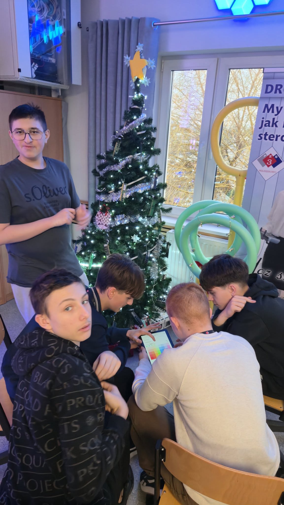 You are currently viewing Magia techniki i świątecznego klimatu w naszej szkole!